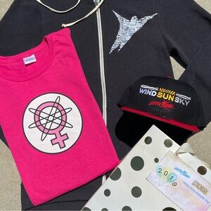 Invincible Skybound Entertainment Cast/Crew Holiday Gift Bag Hat Shirt Hoodie